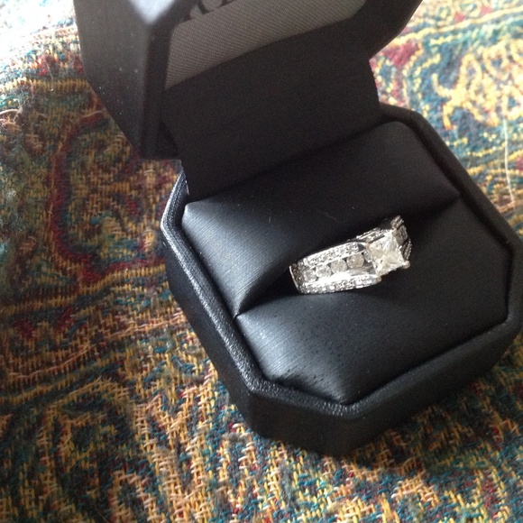 Engagement ring 2 - Picture 2 of 2